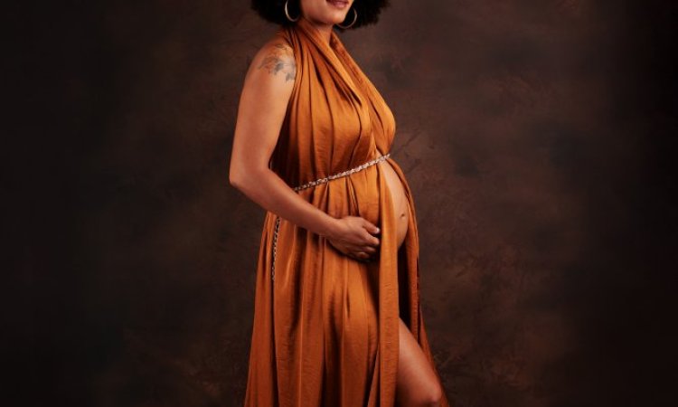 Photographe professionnelle shooting grossesse maman seule en studio à Besançon