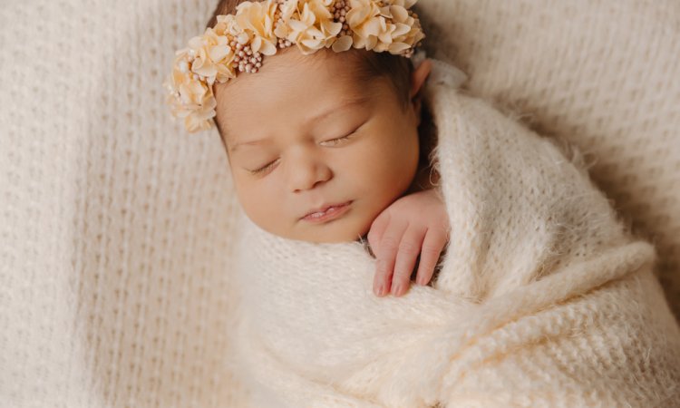 Photographe professionnelle séance photo naissance en studio en Franche-Comté