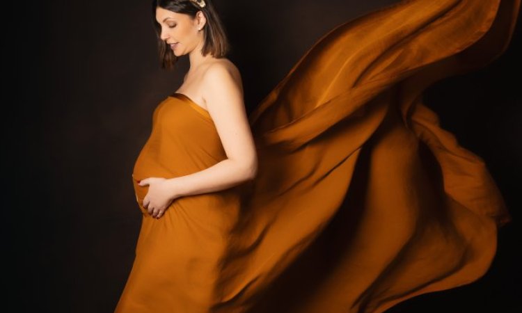 Photographe professionnelle séance photo grossesse artistique en studio à Besançon