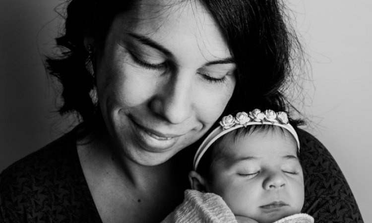 Photographe professionnelle séance photo naissance en famille à Besançon