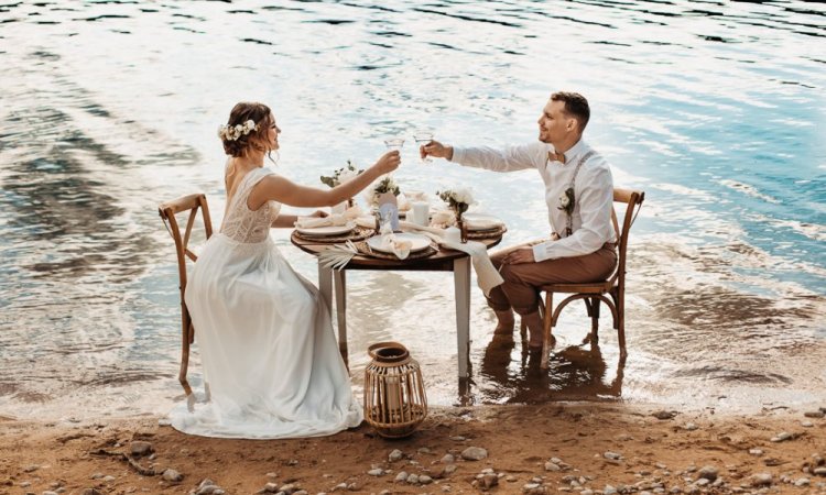 Photographe professionnelle mariage en elopement en pleine nature à Vouglans Jura
