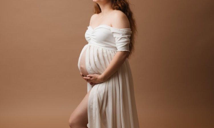 Photographe professionnelle shooting grossesse en studio à Besançon