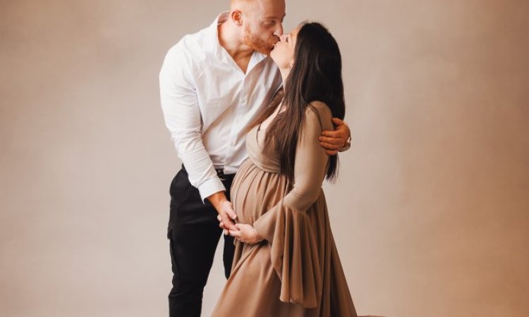 Photographe professionnelle shooting grossesse en couple en studio à Besançon