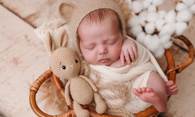 Photographe pour shooting photo naissance fille en studio à Besançon