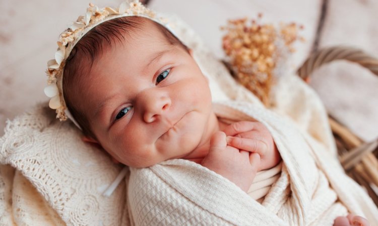 Photographe professionnelle spécialisée en shooting photo nouveau né fleuri à Besançon
