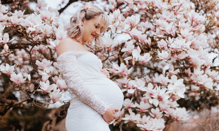 Photographe pour shooting grossesse fleuri à Besançon