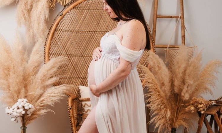 Photographe professionnelle grossesse bohème en studio à Besançon