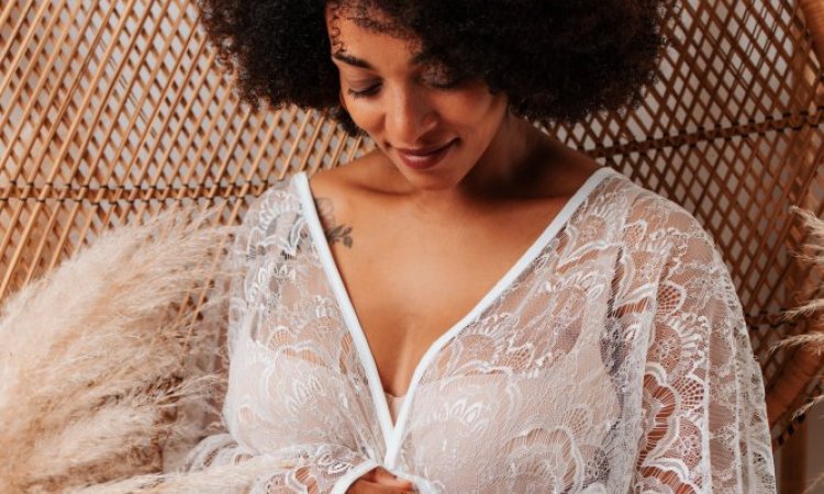 Photographe professionnelle shooting grossesse maman seule en studio à Besançon