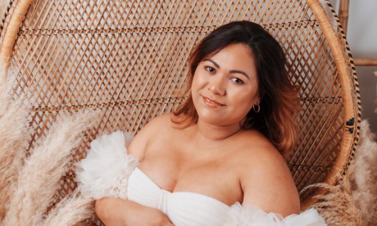 Photographe professionnelle shooting photo grossesse glamour en studio à Besançon