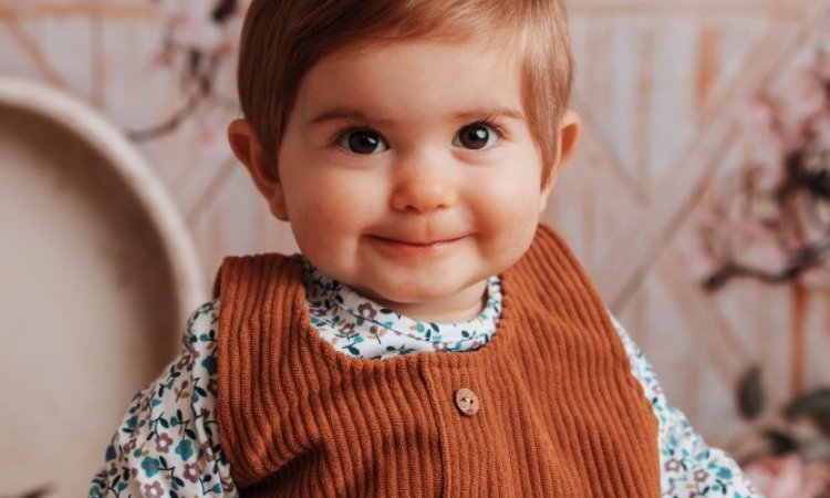 Photographe professionnelle shooting photo anniversaire 1 an avec décor en studio à Besançon