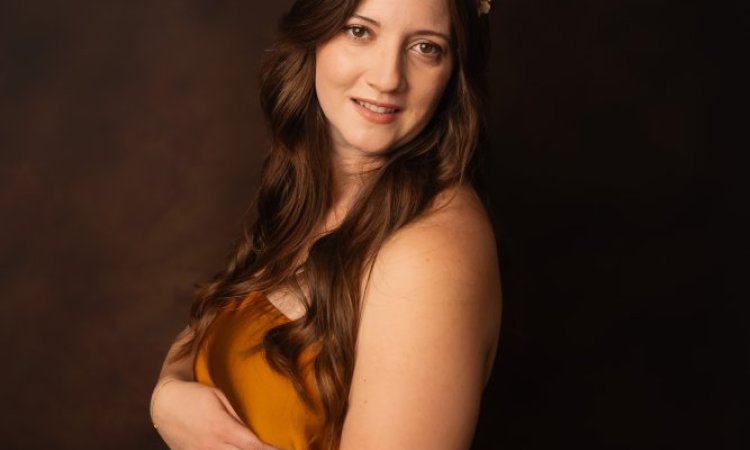 Photographe professionnelle pour séances photo grossesse et naissance en studio à Besançon