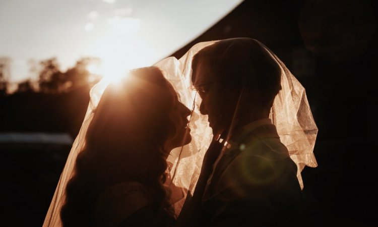 Photographe professionnelle mariage romantique en extérieur à Besançon