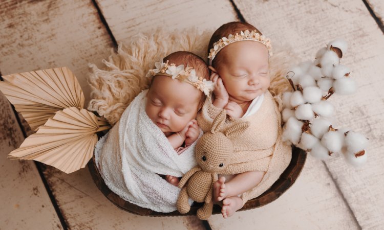 Photographe spécialisée en naissance – Shooting photo de jumelles en studio à Besançon
