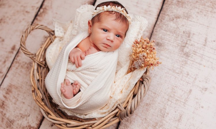 Photographe professionnelle spécialisée en shooting photo nouveau né fleuri à Besançon