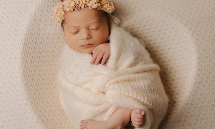 Photographe professionnelle séance photo naissance en studio en Franche-Comté