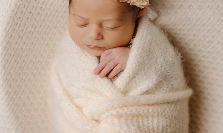 Photographe professionnelle séance photo naissance en studio en Franche-Comté