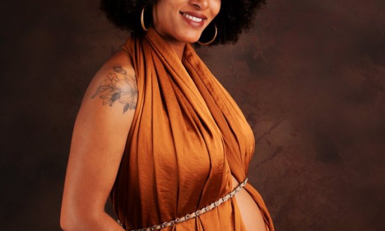 Photographe professionnelle shooting grossesse maman seule en studio à Besançon