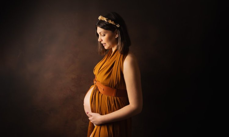 Photographe professionnelle shooting future maman en studio à Besançon