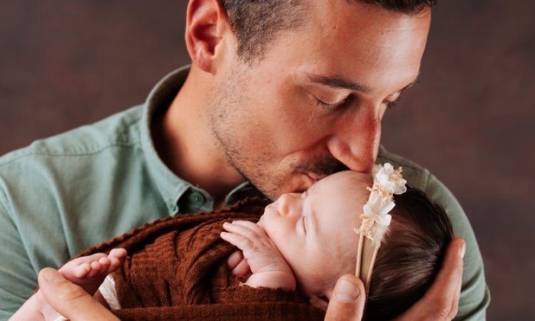 Shooting photo nouveau né avec enmmaillotage et photos de famille en studio à Besançon