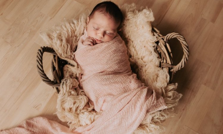 Photographe professionnelle séance naissance à Besançon