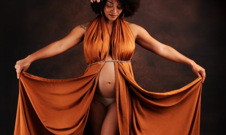 Photographe professionnelle shooting grossesse maman seule en studio à Besançon