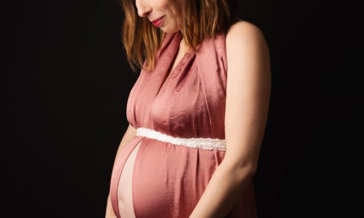 Shooting photo grossesse avec prêt de robes et accessoires en studio à Besançon