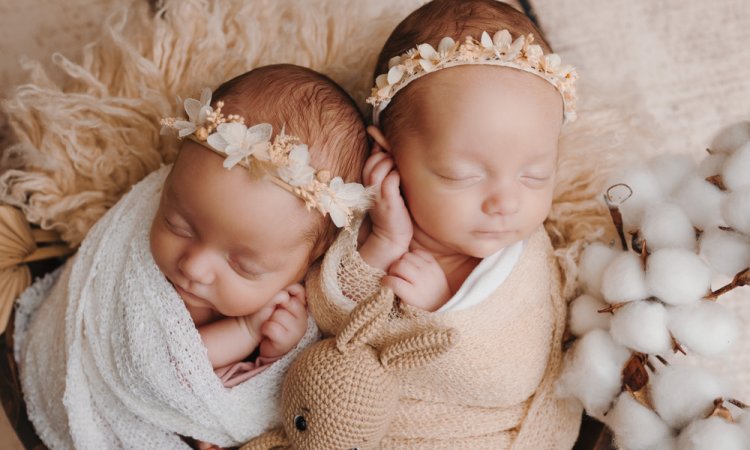 Photographe spécialisée en naissance – Shooting photo de jumelles en studio à Besançon