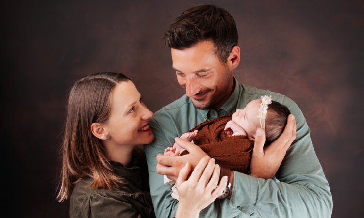 Shooting photo nouveau né avec enmmaillotage et photos de famille en studio à Besançon