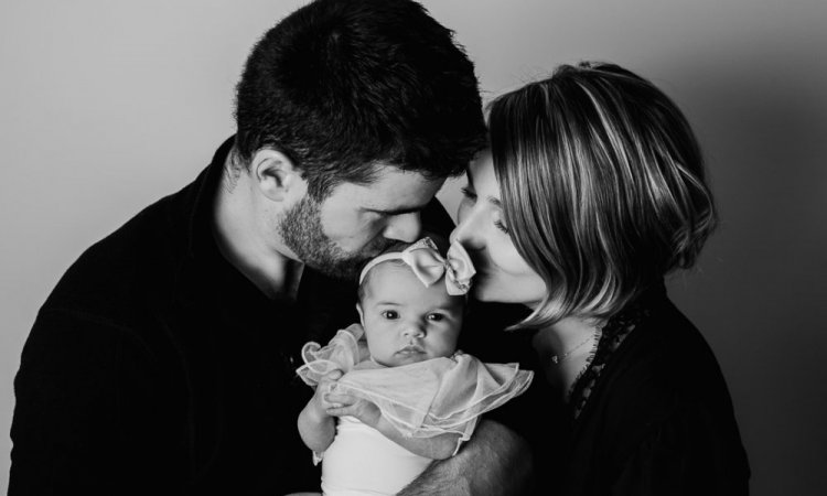 Photographe professionnelle séance photo naissance en studio à Besançon 