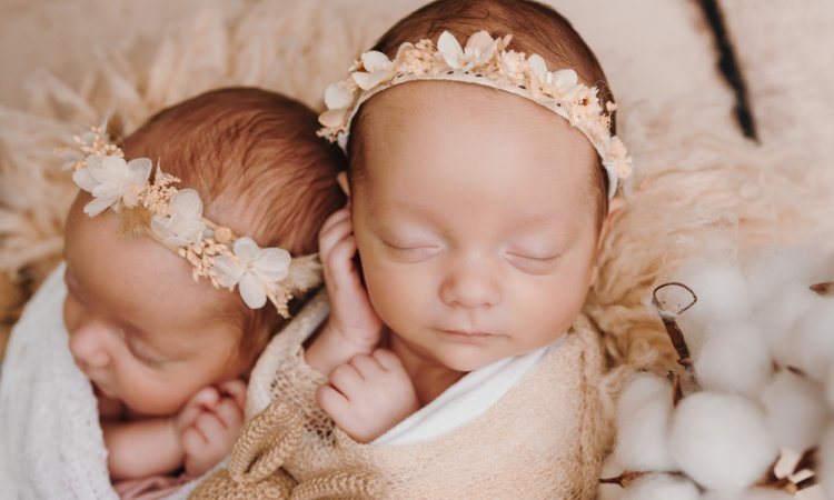 Photographe spécialisée en naissance – Shooting photo de jumelles en studio à Besançon