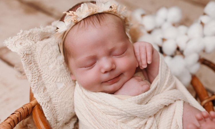 Photographe pour shooting photo naissance fille en studio à Besançon