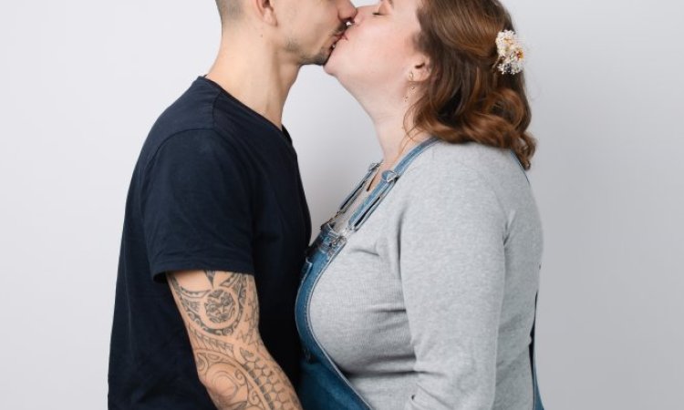 Photographe professionnelle shooting photo grossesse en couple en studio à Besançon