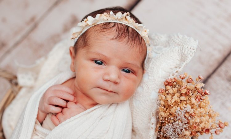 Photographe professionnelle spécialisée en shooting photo nouveau né fleuri à Besançon