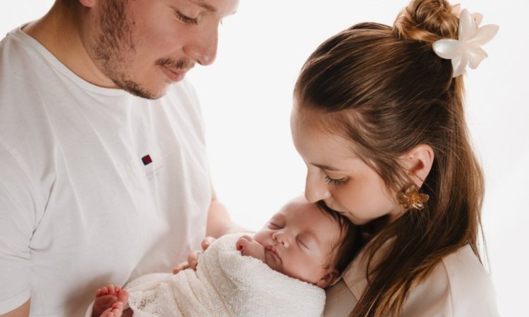 Photographe pour shooting photo naissance en famille à Besançon