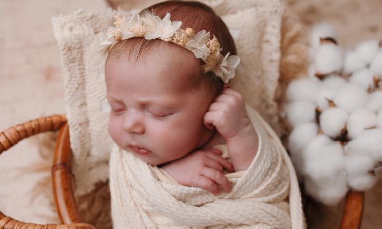 Photographe pour shooting photo naissance fille en studio à Besançon