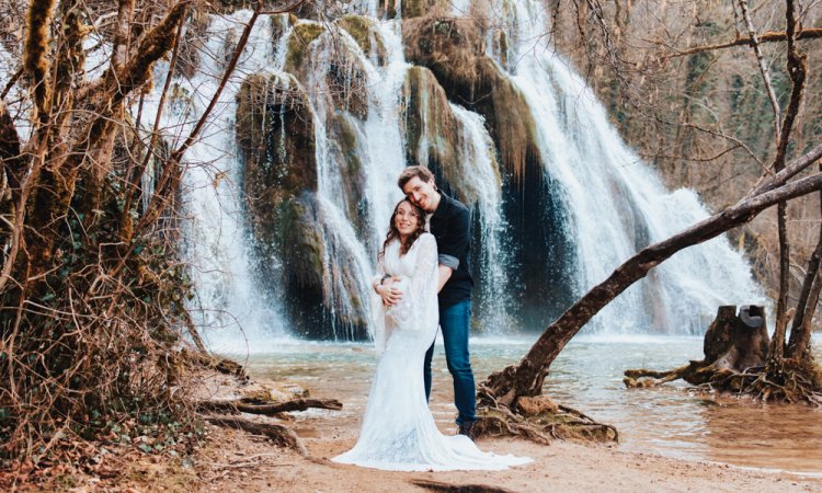 Photographe pour Shooting Grossesse en Extérieur – Cascade des Tufs à Arbois
