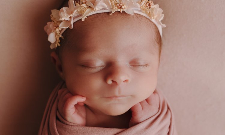 Photographe professionnelle shooting naissance avec décors et accessoires à Besançon