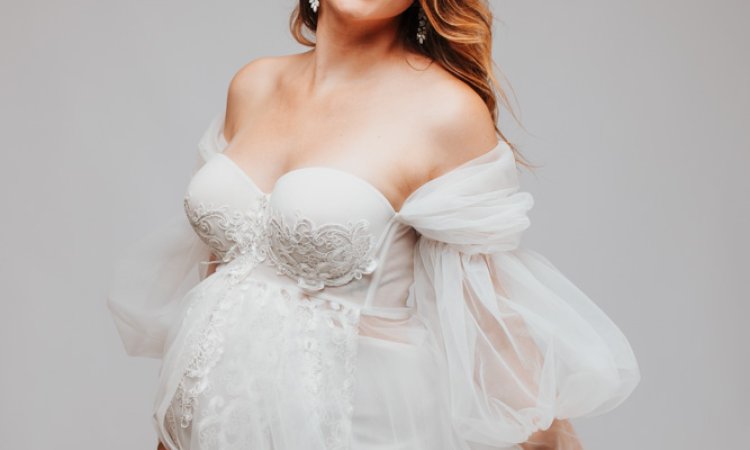 Photographe professionnelle shooting grossesse avec prêt de robes de grossesse en studio à Besançon
