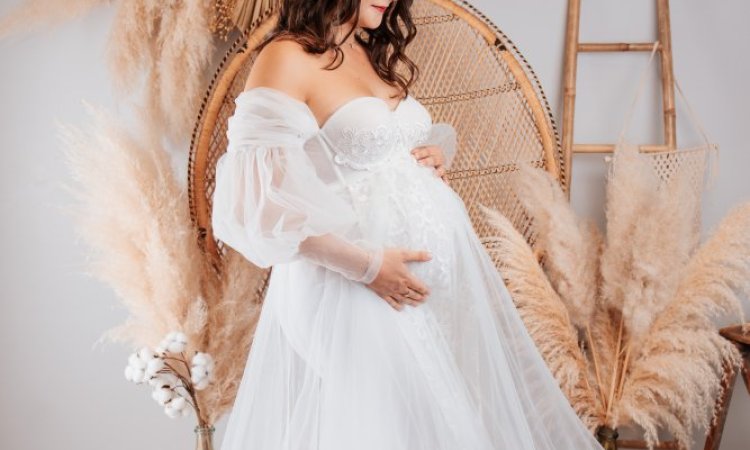 Shooting photo grossesse avec robes de créateurs en studio à Besançon