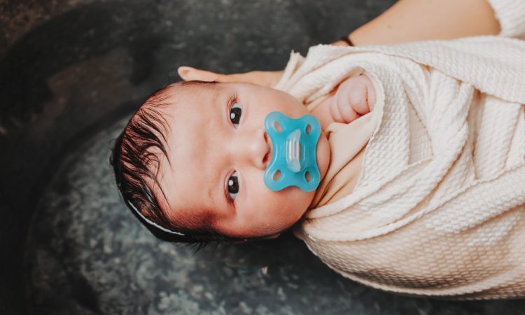 Photographe professionnelle séance photo bain bébé emmailloté à Besançon