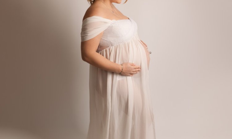 Photographe professionnelle séance photo pour femme enceinte en studio à Besançon