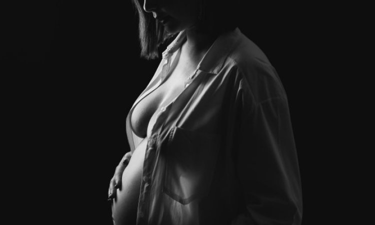 Photographe professionnelle shooting future maman en studio à Besançon