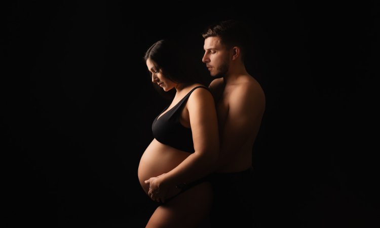 Séance photo grossesse en couple en studio à Besançon