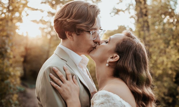 Photographe professionnelle mariage romantique en extérieur à Besançon