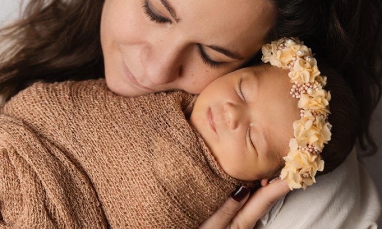 Photographe professionnelle shooting photo naissance en famille en studio à Besançon