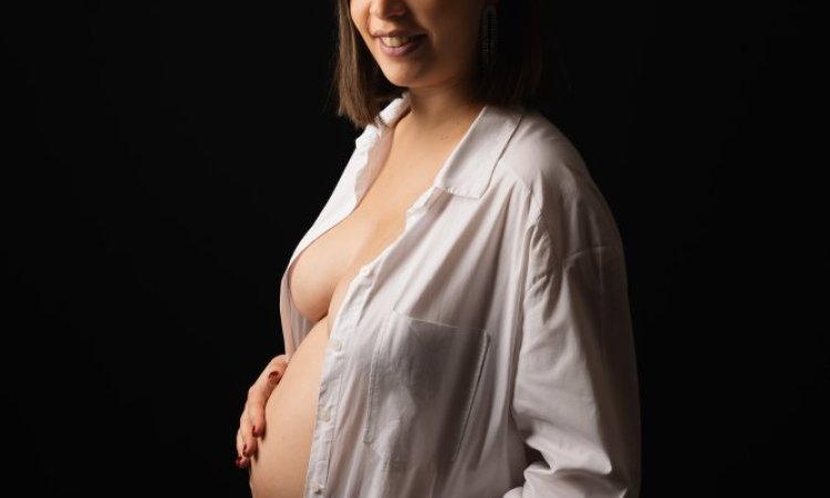 Photographe professionnelle shooting future maman en studio à Besançon