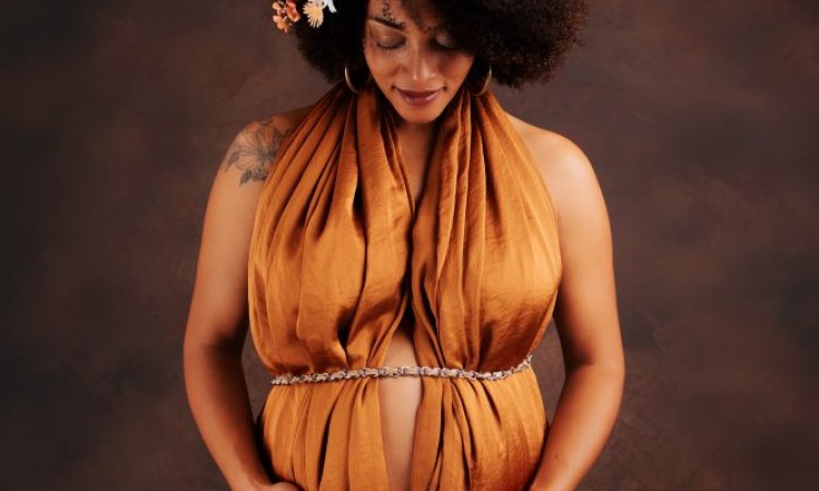 Photographe professionnelle shooting grossesse maman seule en studio à Besançon