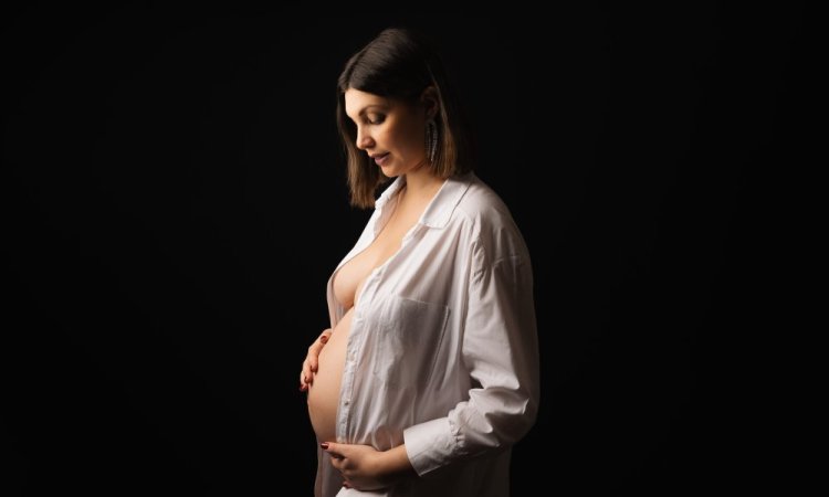 Photographe professionnelle shooting future maman en studio à Besançon