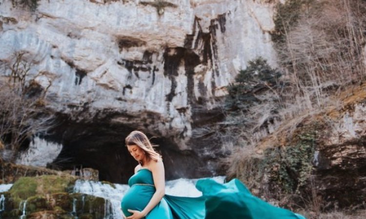 Photographe pour shooting grossesse avec cascade en Franche-Comté