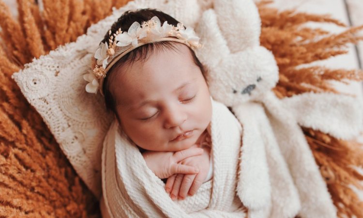 Shooting photo de nouveau-né emmailloté à Besançon